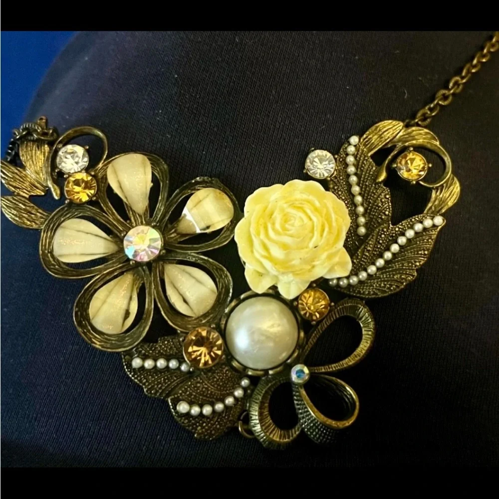 Mixed media signed on verso, necklace, floral design, faux gemstones, gold toned